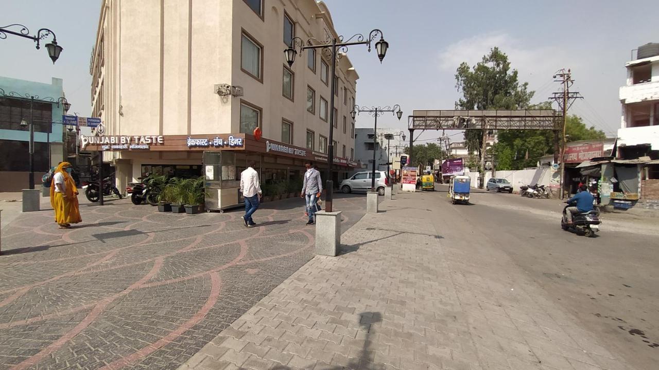 Hotel Radiance Bareli Kültér fotó