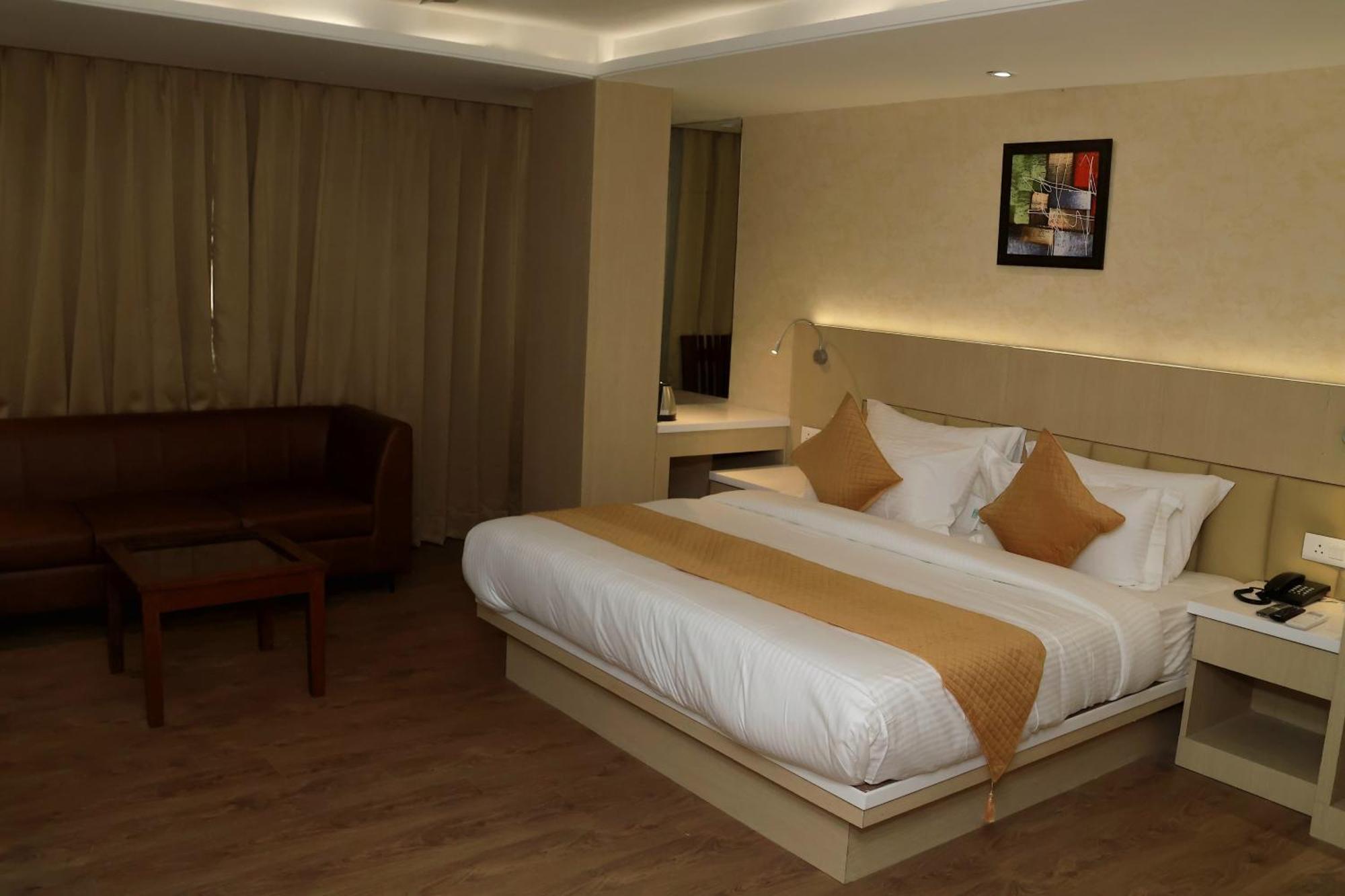 Hotel Radiance Bareli Kültér fotó