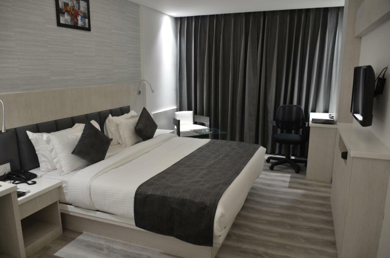 Hotel Radiance Bareli Kültér fotó