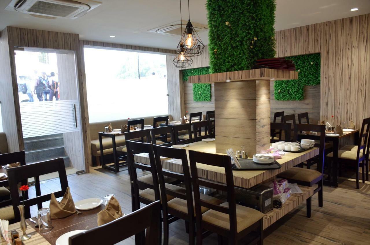 Hotel Radiance Bareli Kültér fotó