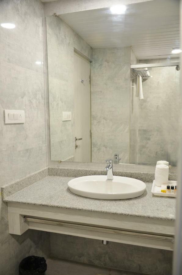 Hotel Radiance Bareli Kültér fotó