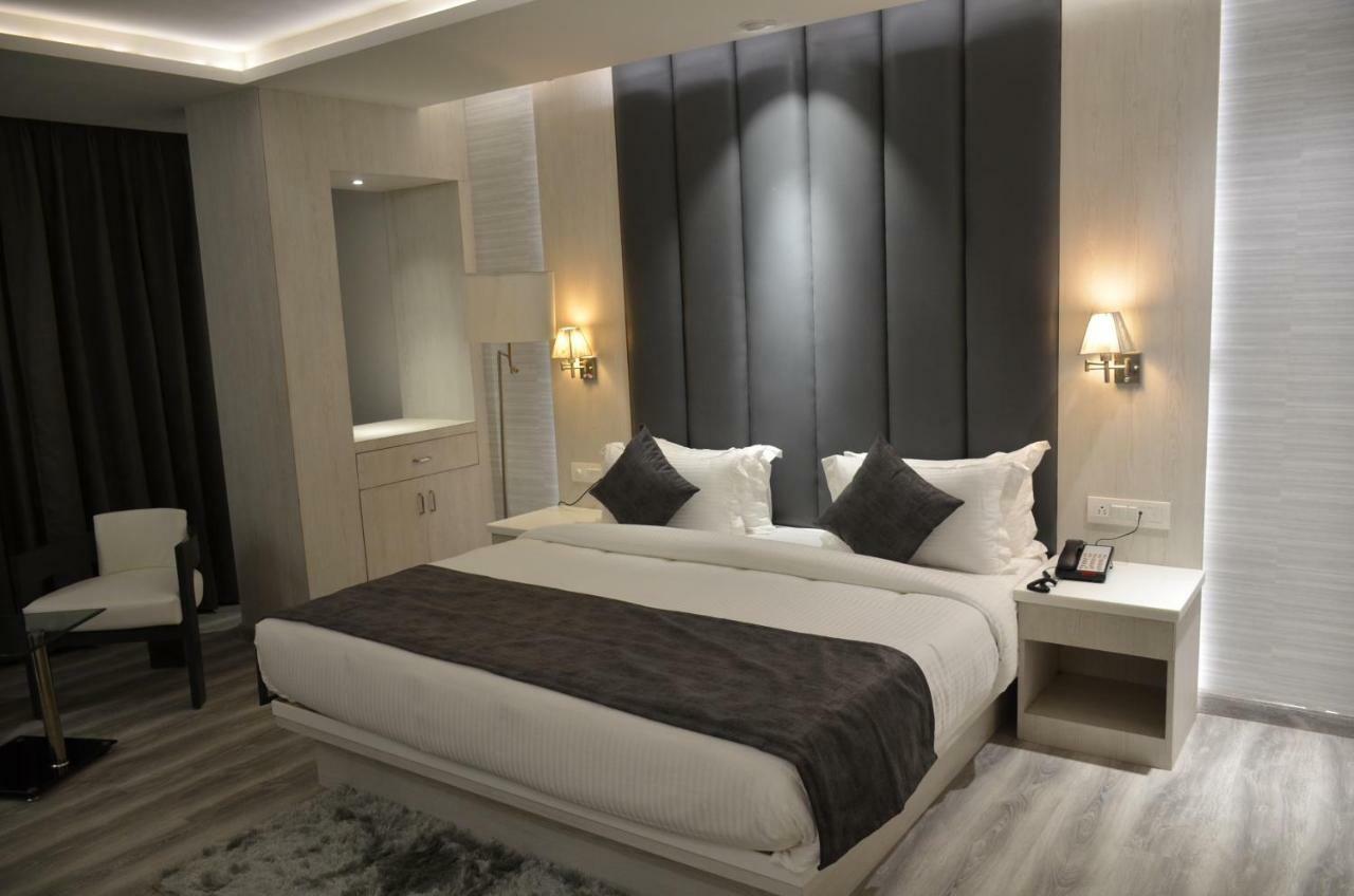 Hotel Radiance Bareli Kültér fotó