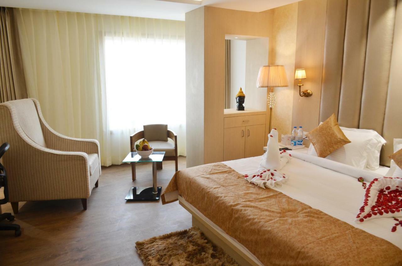 Hotel Radiance Bareli Kültér fotó