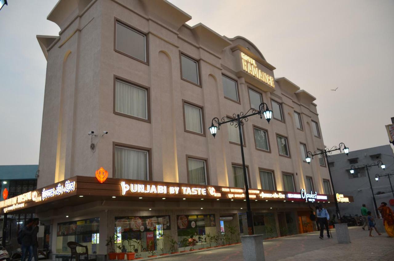 Hotel Radiance Bareli Kültér fotó