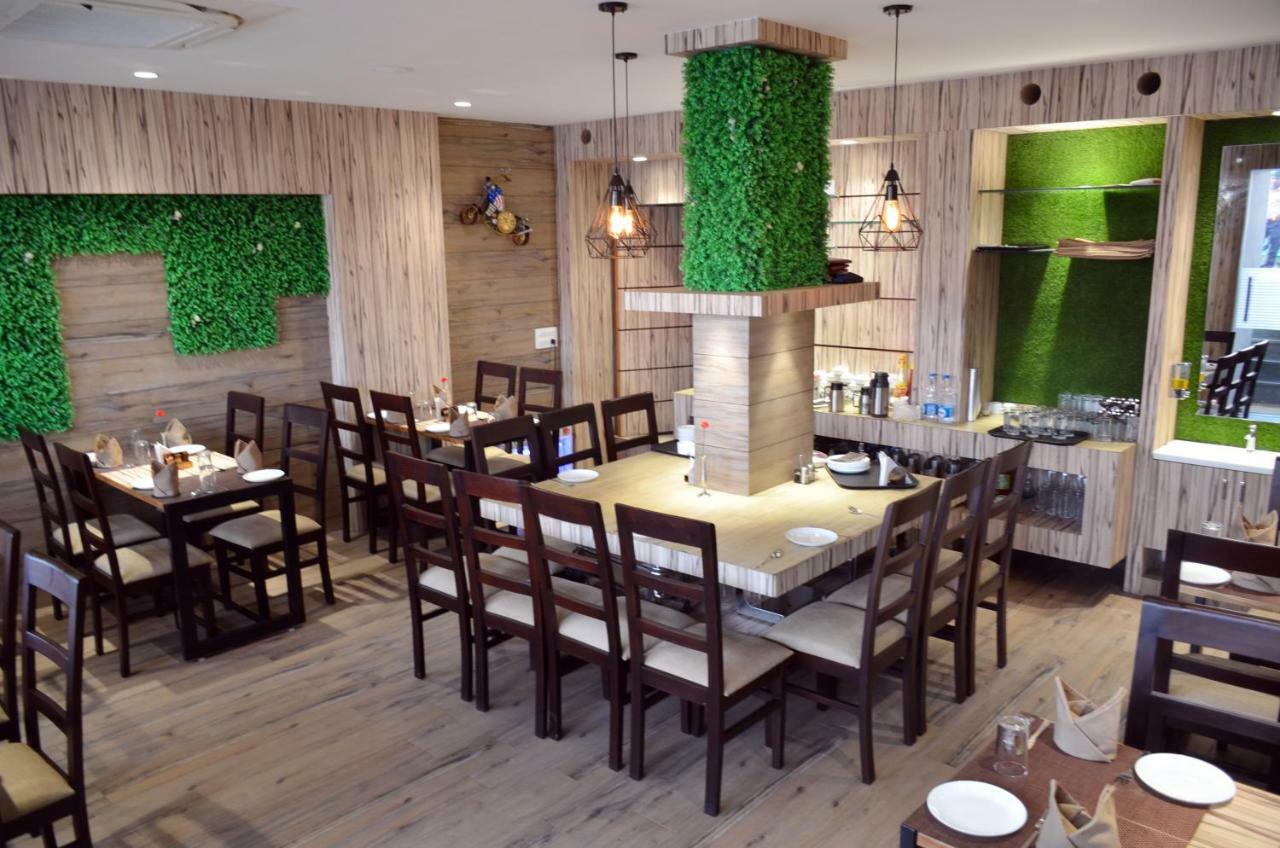 Hotel Radiance Bareli Kültér fotó
