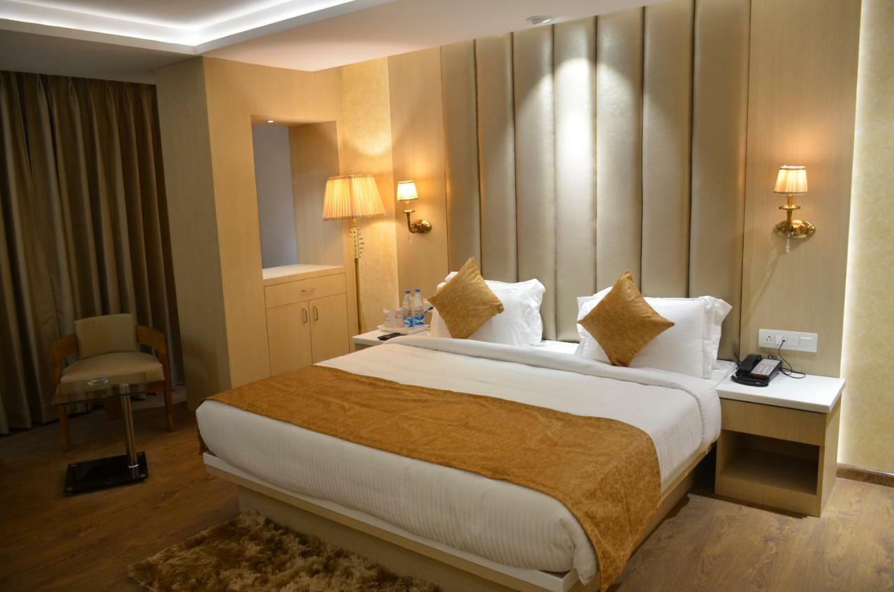 Hotel Radiance Bareli Kültér fotó