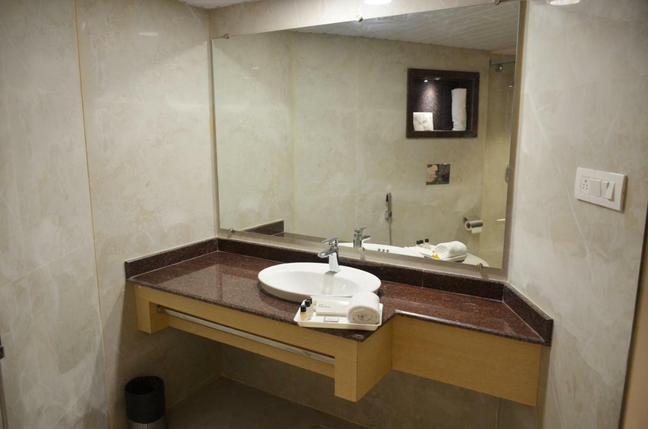 Hotel Radiance Bareli Kültér fotó